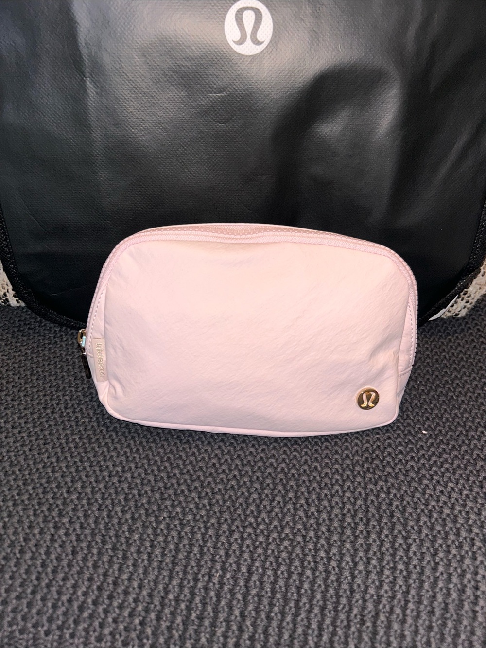 lululemon Women’s Everywhere Belt Bag 1L
New with tag gold hardware BLLP